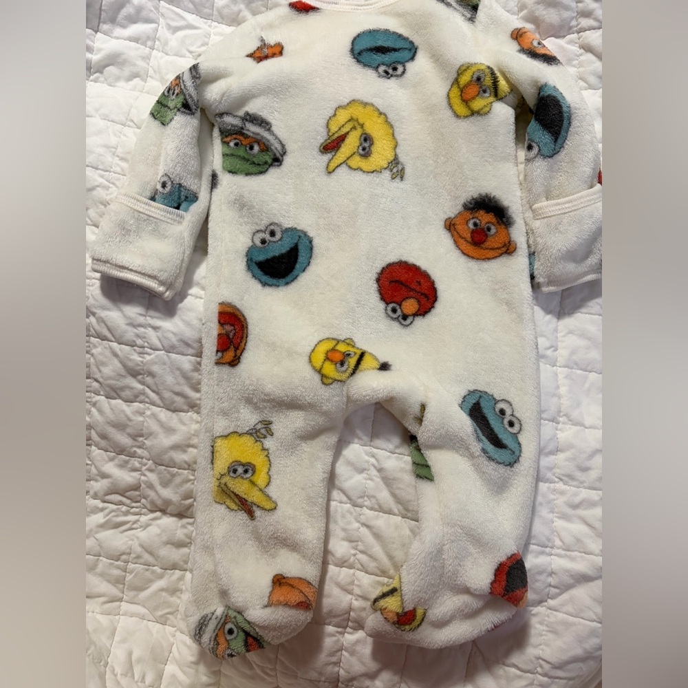 Sesame Street Fleece Baby Footie Sleeper w/ Covered Mittens size 0-3 Months NWOT - Picture 2 of 15